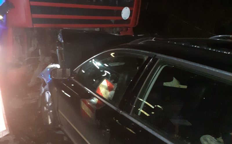Impact între o mașină și un TIR pe un drum din Cluj. Trei răniți, printre care și un copil