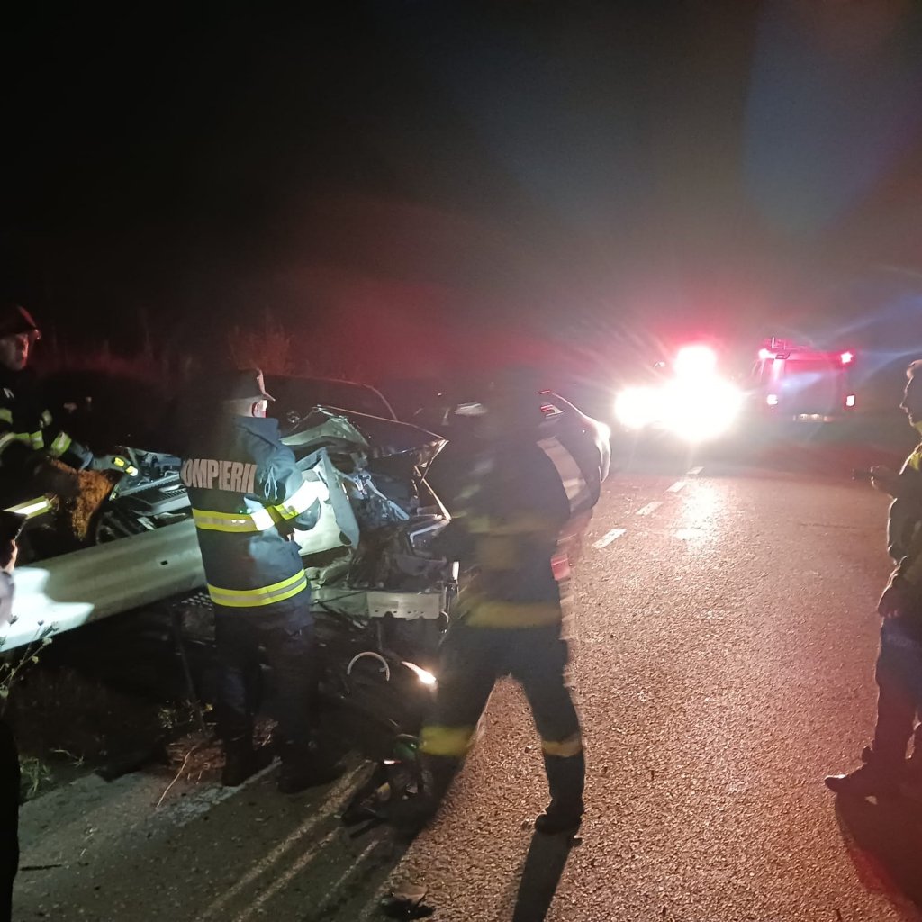 Accident cu două mașini în apropiere de Dej. Intervin echipaje de prim-ajutor