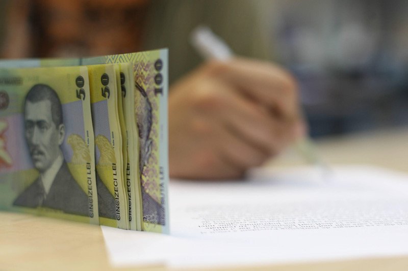 Bursele de merit, NEMERITATE. Sau cum primesc elevii de nota 2 bani de la stat pentru merite deosebite