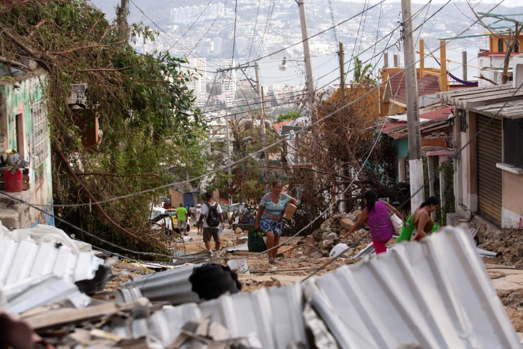 Jafuri în Acapulco după ce uraganul Otis a devastat staţiunea. Oamenii fură mâncare, apă, dar şi electronice sau haine scumpe