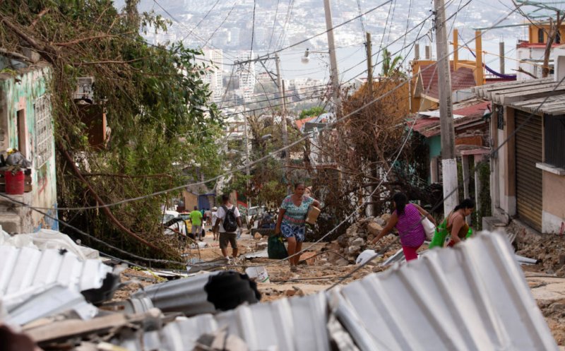 Jafuri în Acapulco după ce uraganul Otis a devastat staţiunea. Oamenii fură mâncare, apă, dar şi electronice sau haine scumpe