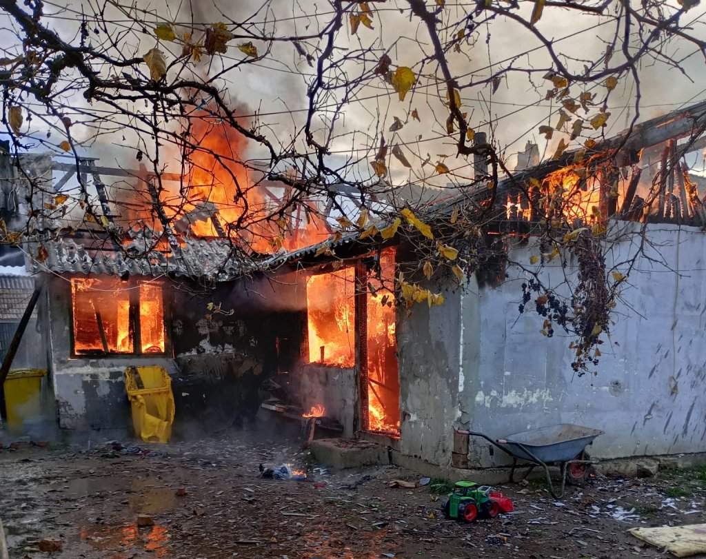 Tragedie într-o familie. Casă distrusă de un incendiu puternic provocat de un copil / Ce s-a întâmplat?