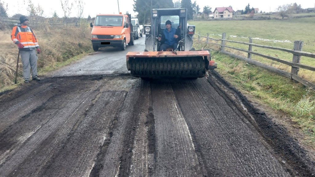 Pregătiri pentru sezonul de iarnă! Se repară drumul către Mărișel