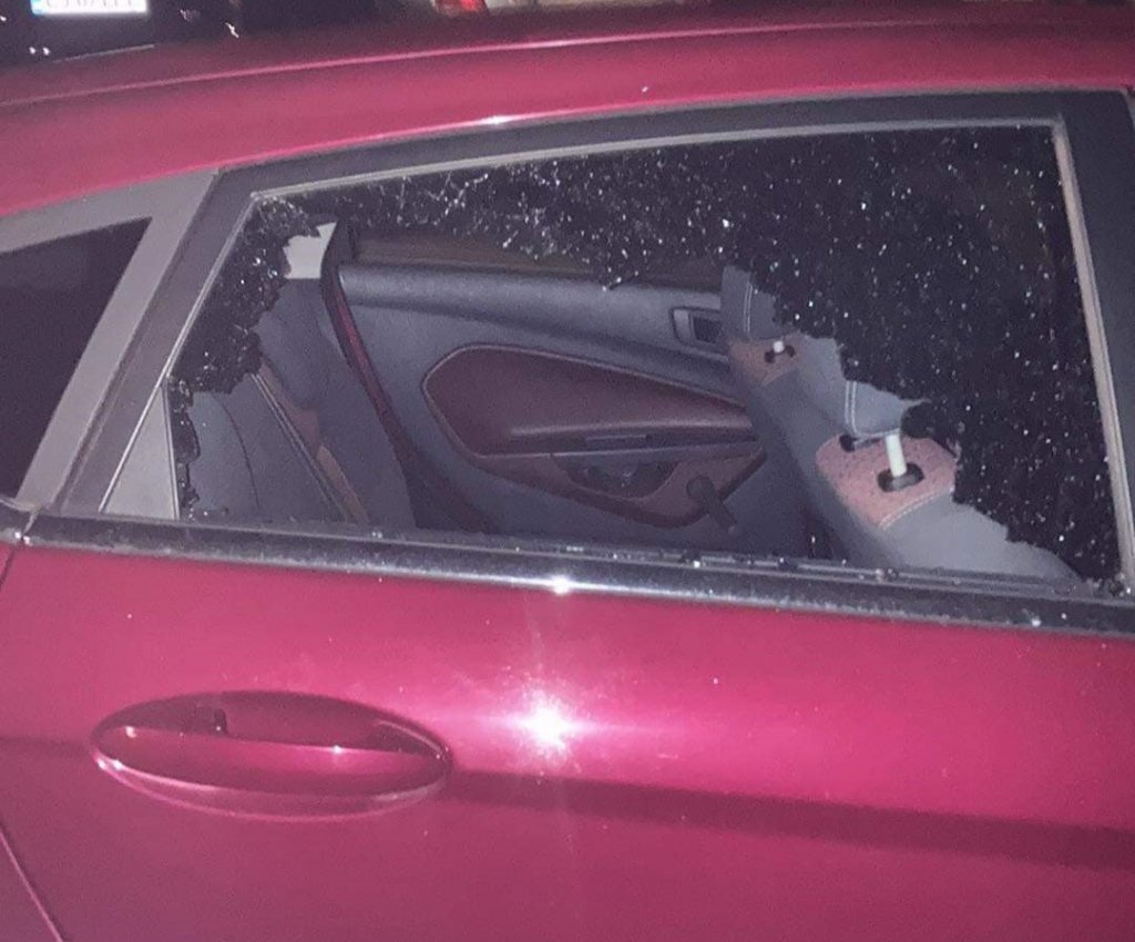 Mașina unui tânăr a fost vandalizată pe o stradă din Grigorescu. Autoturismul avea zgârieturi și un geam spart