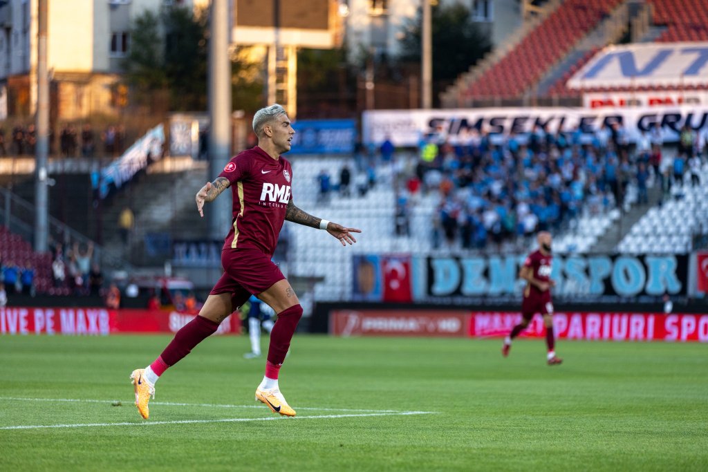Jefte a părăsit furios stadionul după ce a fost schimbat la pauză. Ce spune Mandorlini despre gestul atacantului