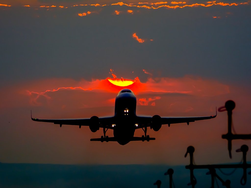 Imagini absolut splendide! Cum arată un apus de soare tomnatic la Aeroportul din Cluj