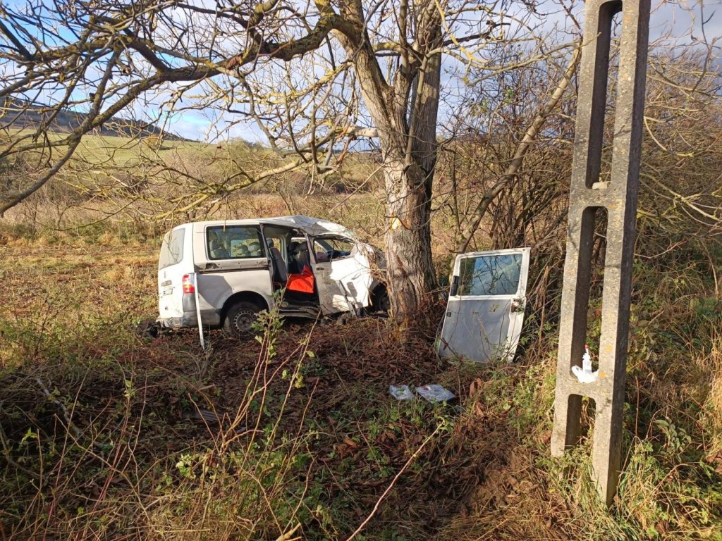 Cum s-a produs accidentul GRAV din Vultureni? Un microbuz a intrat într-un copac / Elicopterul SMURD a intervenit