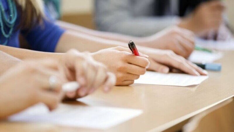 Aproape 8.500 de elevi cu medii sub 5 iau burse de merit. Peste 800 au medii mai mici de 3