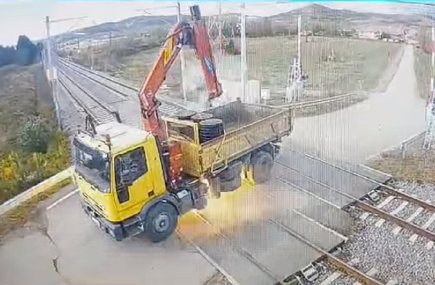 Momentul în care un șofer de camion a rupt firele de înaltă tensiune de la calea ferată și a lăsat blocate în câmp trenurile cu destinația Cluj