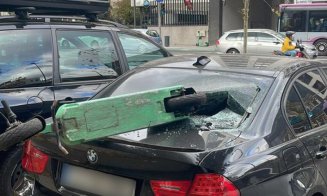 Tânărul care a spart luneta unei mașini cu o trotinetă în Cluj-Napoca, a fost reținut. A distrus și un apartament