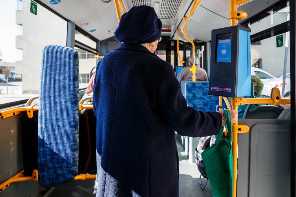 Pensionarii din Cluj-Napoca pot să-și înnoiască abonamentele de transport pentru 2024
