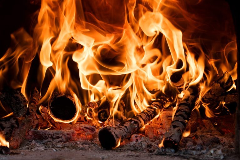 Sfârșit tragic. Un tânăr a vrut să aprindă focul la o centrală pe lemne și a murit carbonizat