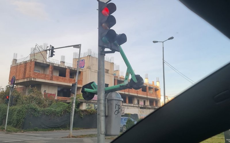 Trotinetă electrică pusă pe un coș de gunoi, în Cluj-Napoca. “Este la încărcat”