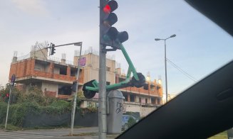 Trotinetă electrică pusă pe un coș de gunoi, în Cluj-Napoca. “Este la încărcat”