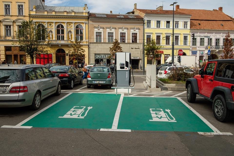 Încărcarea mașinilor electrice la stațiile Primăriei Cluj-Napoca, PE BANI! Factură de 2.7 milioane lei, în primele 7 luni