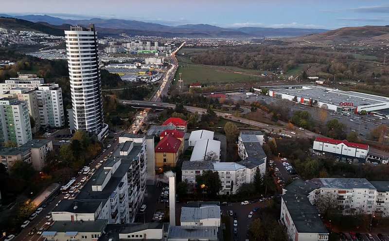 Traficul dinspre Florești înaintea răsăritului... privit de departe / "De la sol e mai enervant"