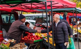 "Primarul gospodar" şi-a umplut din nou plasele la tarabele cu bunătăţi de la piața volantă