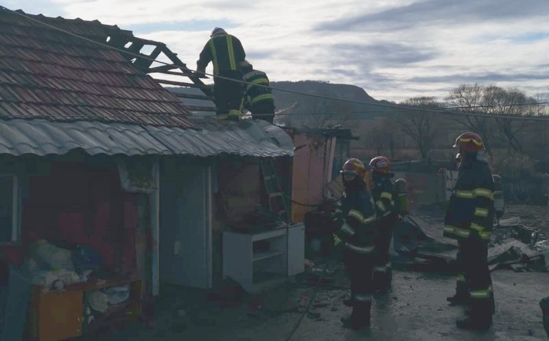 Incendiu într-o localitate din Cluj. Trei barăci, cuprinse de flăcări