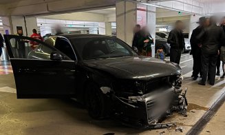 Audi, făcut praf în parcare la Iulius Mall. Cu nasul în telefon sau graba strică treaba?