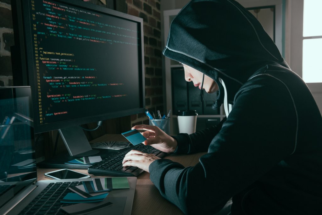 Atenție la fraude! Hoții cibernetici s-au adaptat de Black Friday și vizează platformele de rezervări online