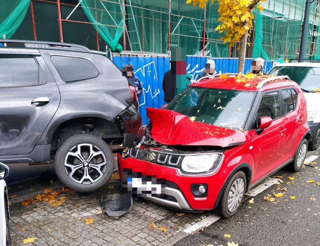 Coliziune între două mașini, în centrul Clujului. Bărbat, transportat la spital
