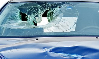 Rănit de gheaţa căzută de pe remorca unui şofer din Cluj. Omul şi-a văzut de drum, fără să ştie că a produs un accident