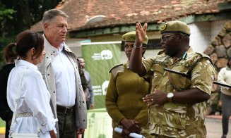 Președintele Iohannis își continuă excursiile departe de agitația din țară! Este la safari, în Africa