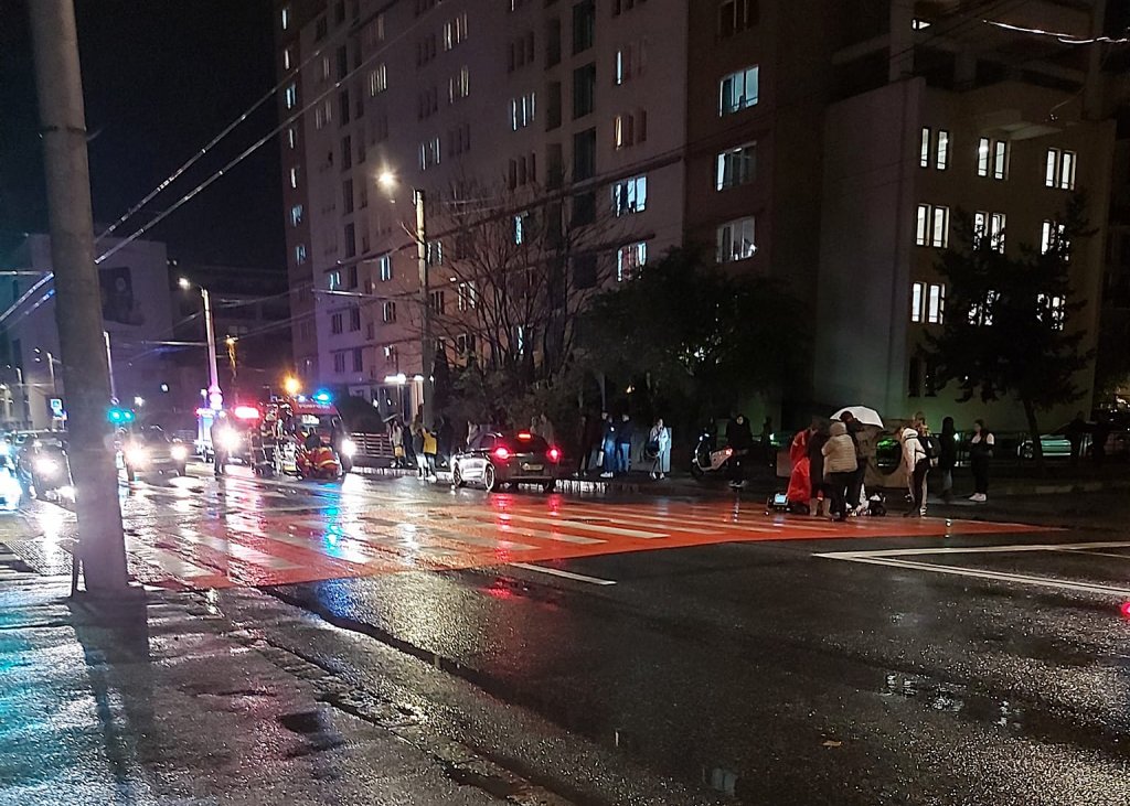 ACCIDENT în Cluj-Napoca: Mașină + motocicletă + pieton = 2 victime. Trafic blocat dinspre mall