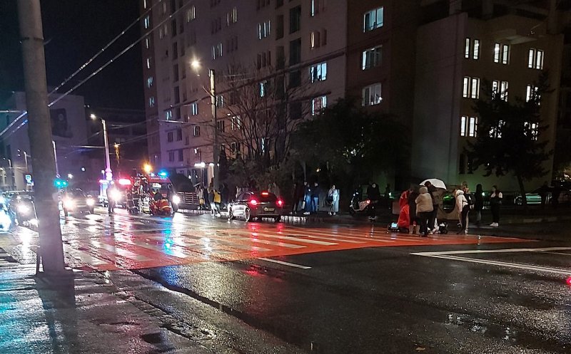 ACCIDENT în Cluj-Napoca: Mașină + motocicletă + pieton = 2 victime. Trafic blocat dinspre mall