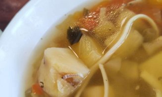 Supă cu viermi și carne stricată în meniul studenților de la Academia de Poliție. "Mâncare similară cu ce se primea în lagărele de muncă"