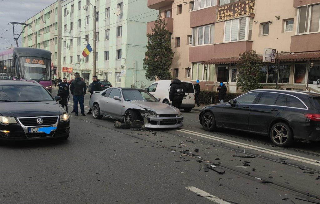 Coliziune între trei mașini pe un bulevard din Cluj-Napoca. O autospecială ISU și un echipaj SAJ, la fața locului