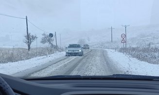 Ninge la Cluj. Un drum județean a fost acoperit complet de zăpadă