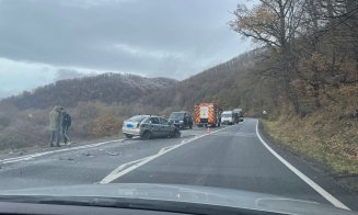 ACCIDENT grav la intrare în comuna Poieni. Două mașini, făcute PRAF
