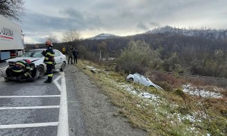 ACCIDENT grav la intrare în comuna Poieni. Două mașini, făcute PRAF