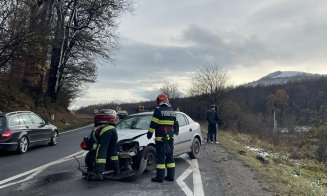 ACCIDENT grav la intrare în comuna Poieni. Două mașini, făcute PRAF