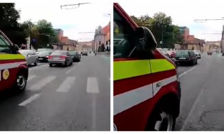 Manevră periculoasă. Un motociclist a fost la un pas să fie lovit de o ambulanță SMURD, în Cluj-Napoca