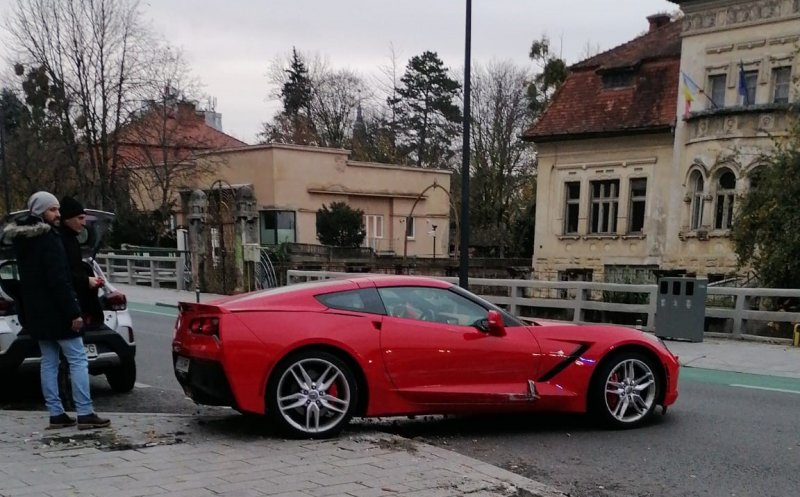 Bolid de lux, șifonat pe o stradă din Cluj-Napoca: „L-am mai văzut prin oraș. Își dădea talente. Nu mă surprinde că a lovit-o”