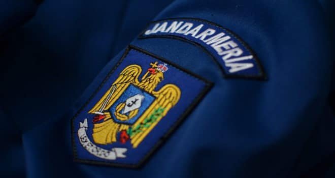 Anchetă în Jandarmerie după ce o angajată a fost prinsă cu "prafuri" în mașină