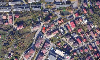 Ca după bombardamente: Stradă, trotuar şi staţie de autobuz din Cluj-Napoca