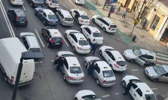 Taximetriștii, protest în centrul Clujului. Au blocat străzile