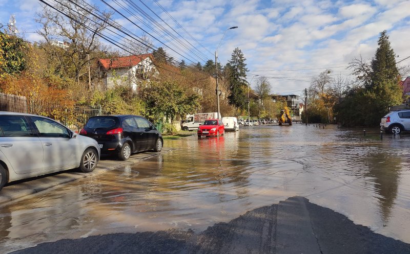 Inundație masivă pe Eremia Grigorescu! Strada, transformată în lac după ruperea unei conducte. Mai multe subsoluri inundate