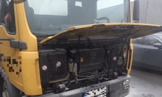 Cluj: Autoutilitară cu două autoturisme pe platformă, cuprinsă de flăcări în trafic/ De la ce a pornit focul