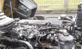 Cluj: Autoutilitară cu două autoturisme pe platformă, cuprinsă de flăcări în trafic/ De la ce a pornit focul