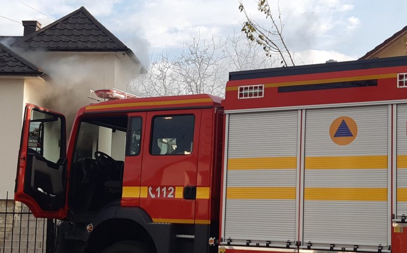 Cluj: Casă cuprinsă de flăcări. Pompierii au intervenit cu trei autospeciale