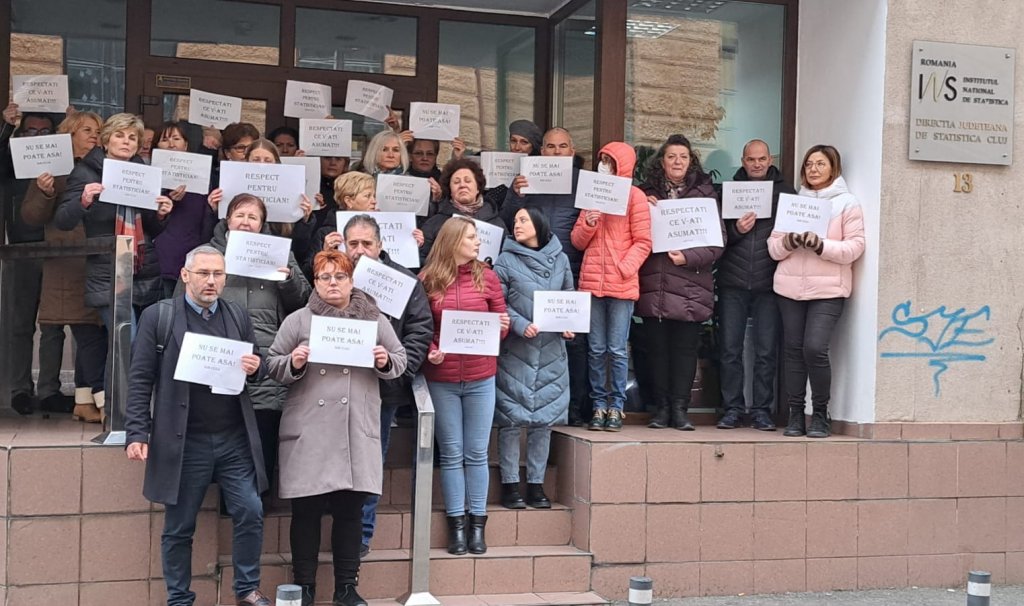 Protest spontan la Direcția de Statistică Cluj: "Nu se mai poate așa!"