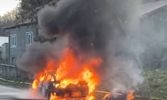 Mașină în flăcări la ieșirea din Feleacu spre Turda. A ars ca o torță