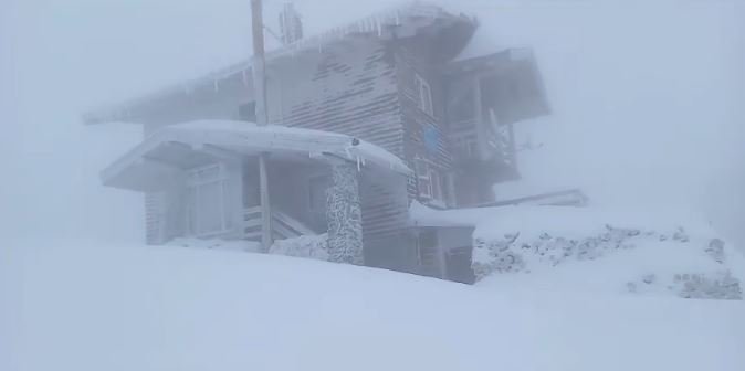 Risc ridicat de avalanșă la altitudini de peste 1800 de metri. Trasee închise în masivul Făgăraș