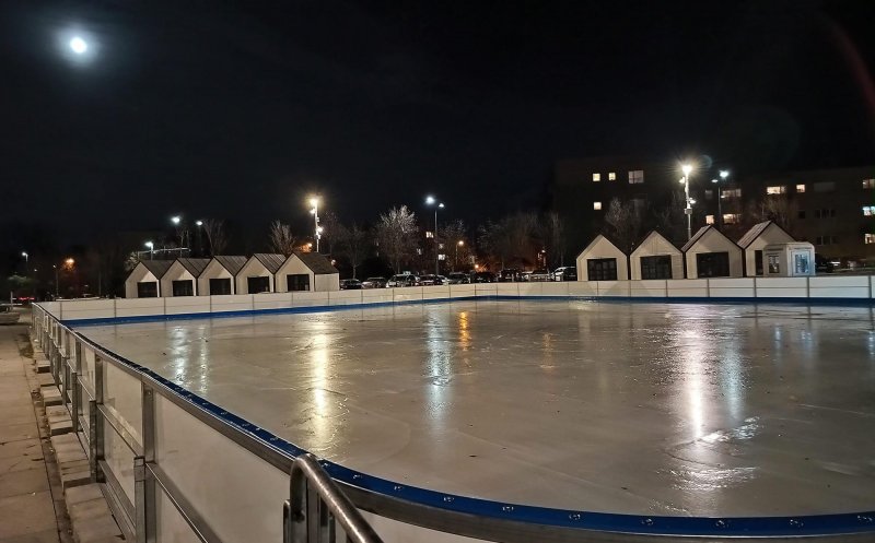 Scoateți patinele! Târgul de Iarnă de la Sala Sporturilor are gheața turnată