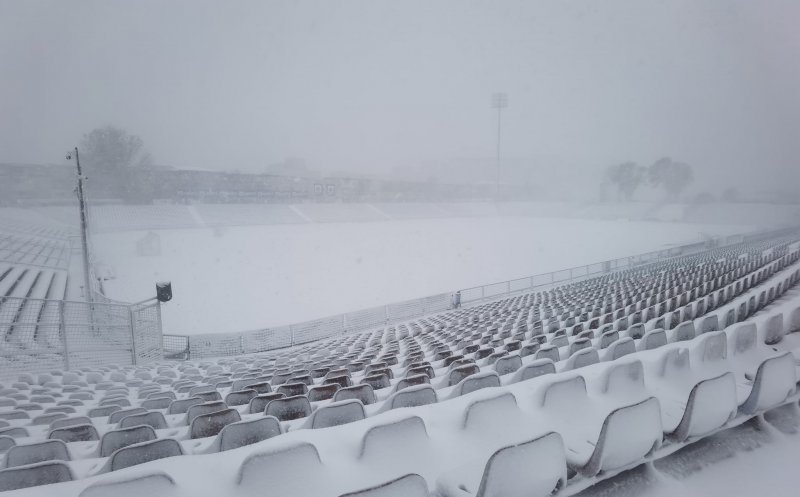 Fostul antrenor de la CFR Cluj, la lopată, prin nămeţii de pe gazon