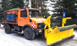 Cum se circulă pe drumurile din județul Cluj. Drumarii au împrăștiat material antiderapant
